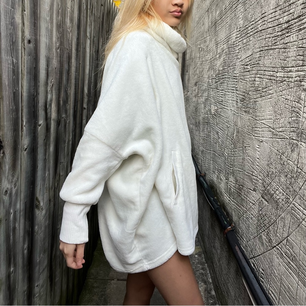 Super soft/comfy Oversized white hoodie w/ huge pockets
